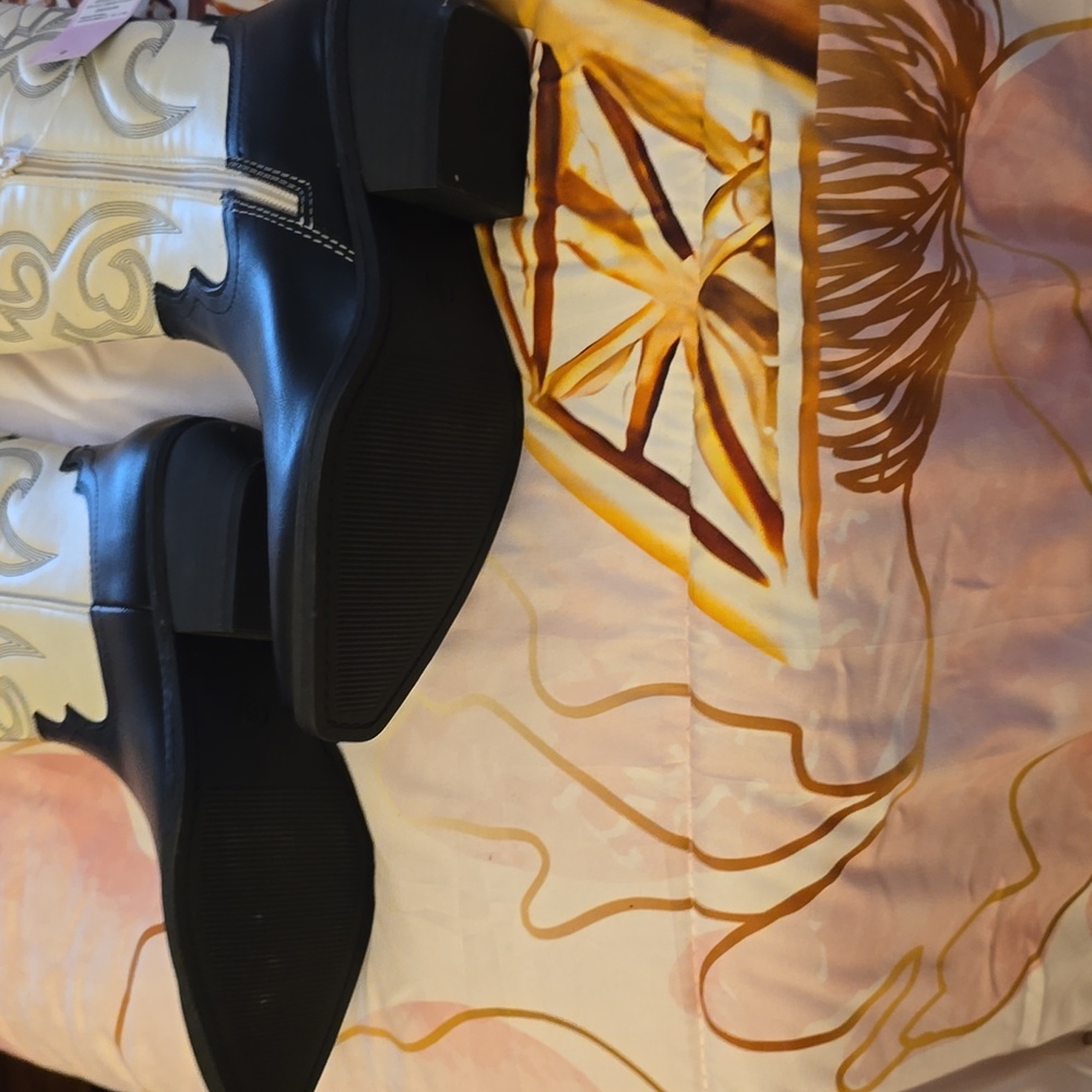 Boots - Picture 2 of 7